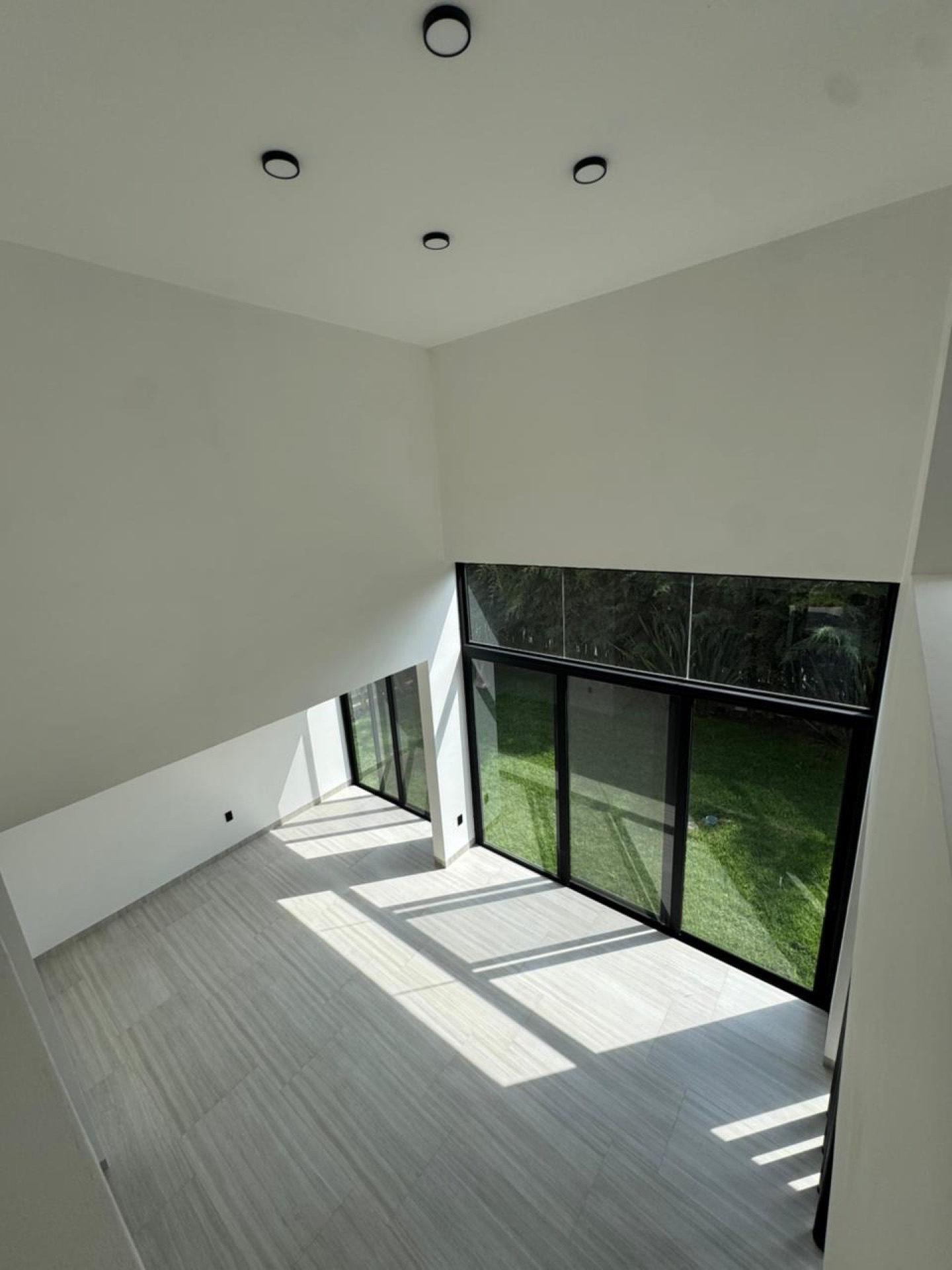 Sala con doble ventanal al jardín